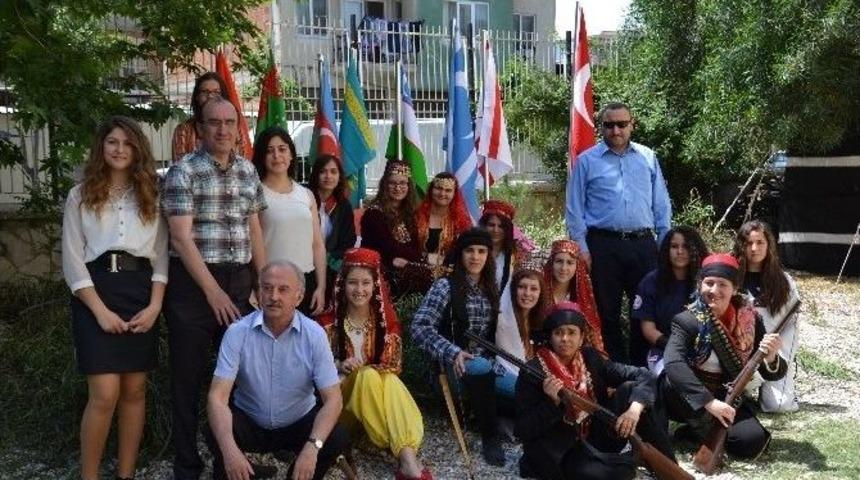 Kız &Ouml;ğrencilerin Gecikmeli 19 Mayıs Etkinliği Renkli G&ouml;r&uuml;nt&uuml;lere Sahne Oldu