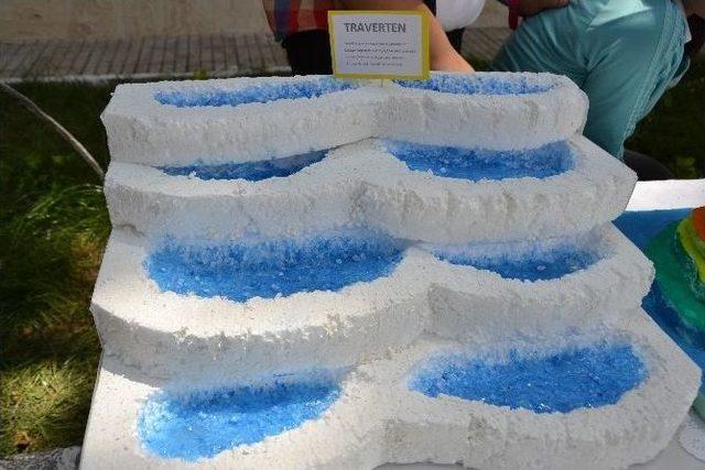 Kız &Ouml;ğrencilerin Gecikmeli 19 Mayıs Etkinliği Renkli G&ouml;r&uuml;nt&uuml;lere Sahne Oldu 1