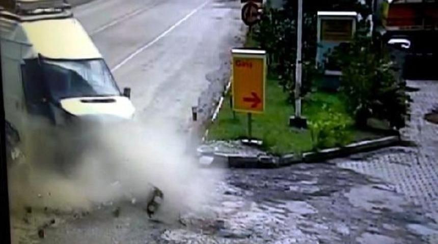Zonguldak'ta 2 Kişinin Yaralandığı Kaza G&uuml;venlik Kamerasında