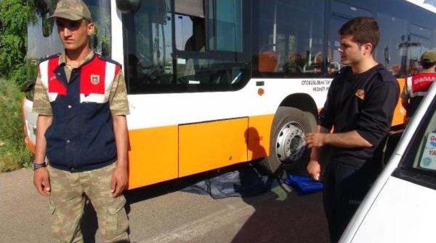 Halk Otob&uuml;s&uuml;n&uuml;n Altında Kalan Motosikletli Gen&ccedil; &Ouml;ld&uuml;