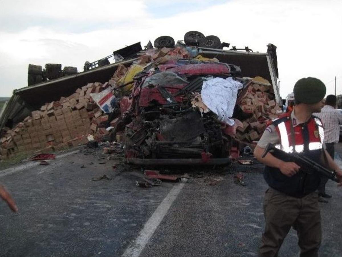 İki Tır &Ccedil;arpıştı: 2 &Ouml;l&uuml;, 1 Yaralı