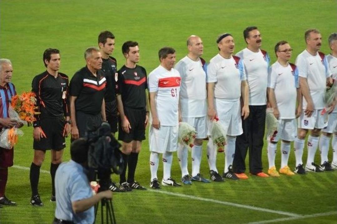 Başbakan Davutoğlu, H&uuml;seyin Avni Aker Stadı&rsquo;nda Trabzonsporlu Eski Futbolcularla Ma&ccedil; Yaptı