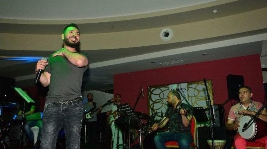 Rober Hatemo Adanalılar&rsquo;ı Coşturdu