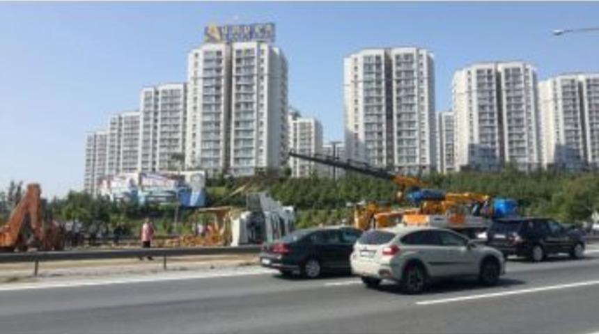 Tem Otoyolunda Devrilen Hafriyat Kamyonu Trafiği Fel&ccedil; Etti