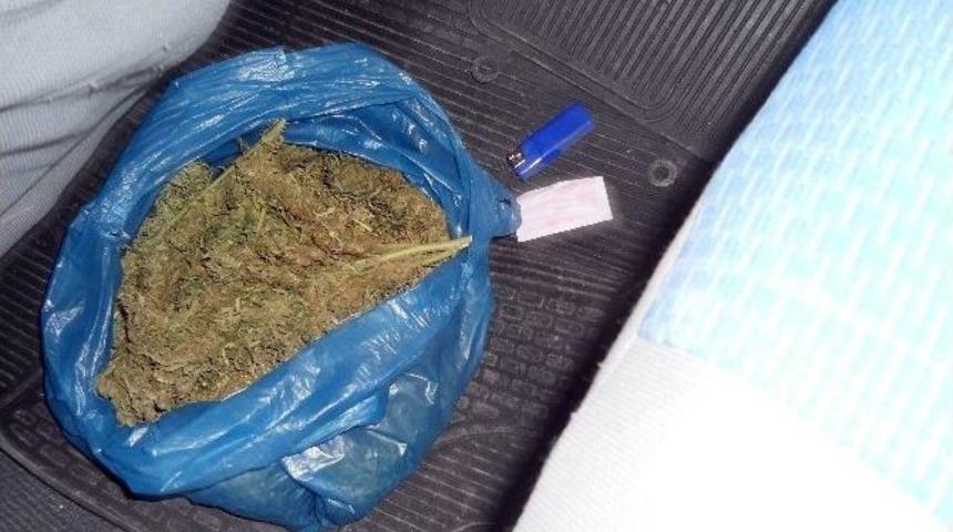 Terk Edilmiş Ara&ccedil;ta Bir Kilo Esrar Bulundu