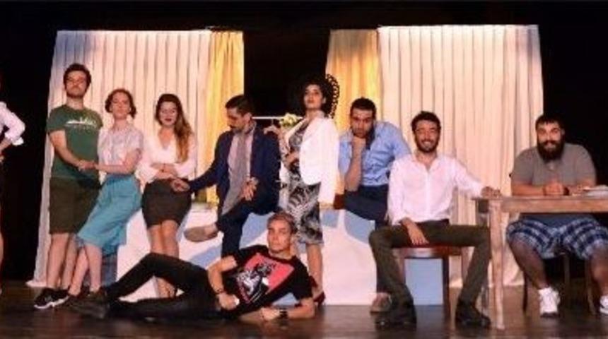 Gen&ccedil; Tiyatrocular Mezuniyet Oyunlarını Sahneledi