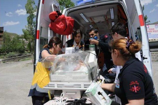 Askeri Helikopter, Hakkari'de Yeni Doğan Bebek Için Havalandı