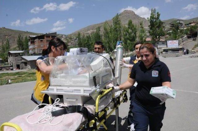 Askeri Helikopter, Hakkari'de Yeni Doğan Bebek Için Havalandı