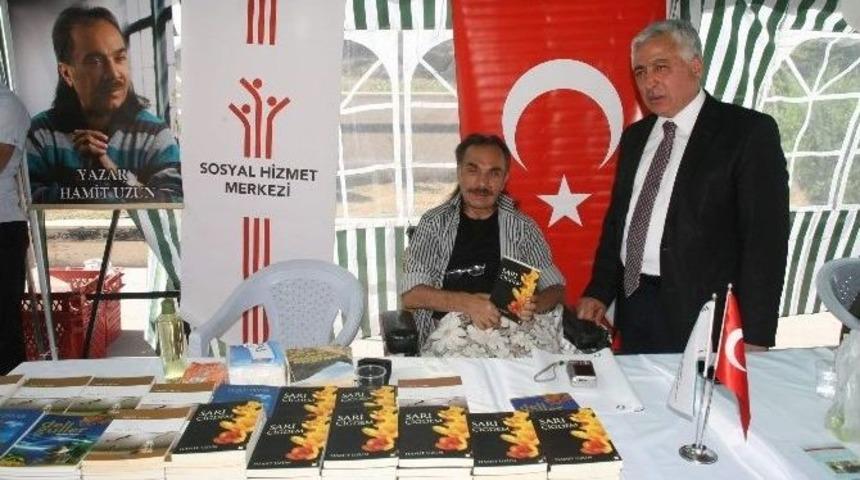 Engelini Kitap Yazarak Unutuyor