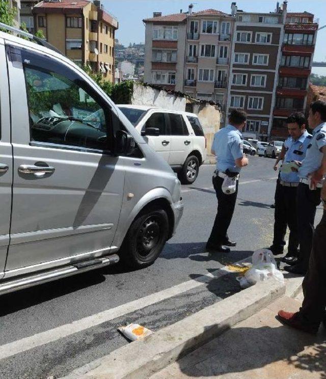 Beşiktaş'ta Minibüs Yol Kenarında Yürüyen Üç Kişiye Çarptı