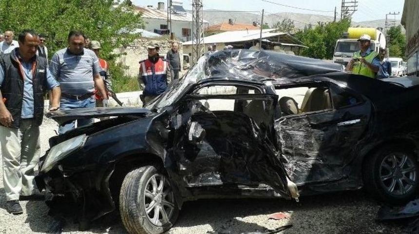 Sivas&rsquo;ta Otomobil Tır&rsquo;ın Altına Girdi: 8 Yaralı