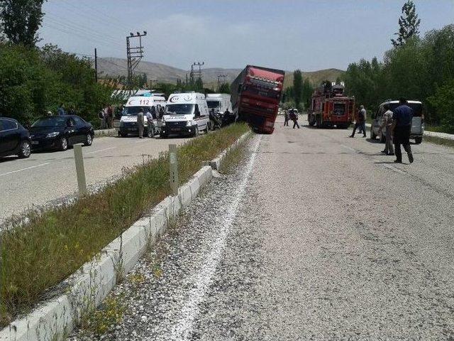 Sivas&rsquo;ta Otomobil Tır&rsquo;ın Altına Girdi: 8 Yaralı 2
