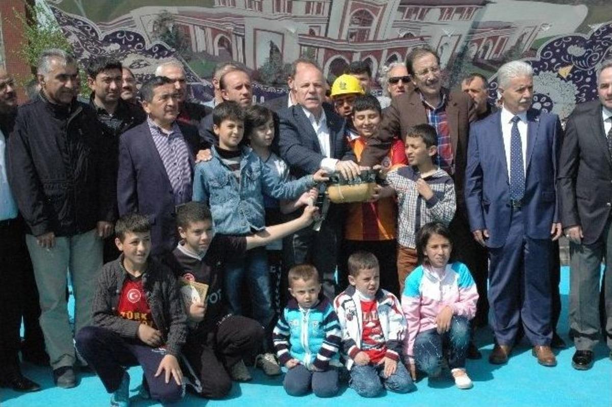 Başkan Sekmen Mahalle Bilgi Evlerinin Temelini Mahallelenin &Ccedil;ocuklarıyla Birlikte Attı