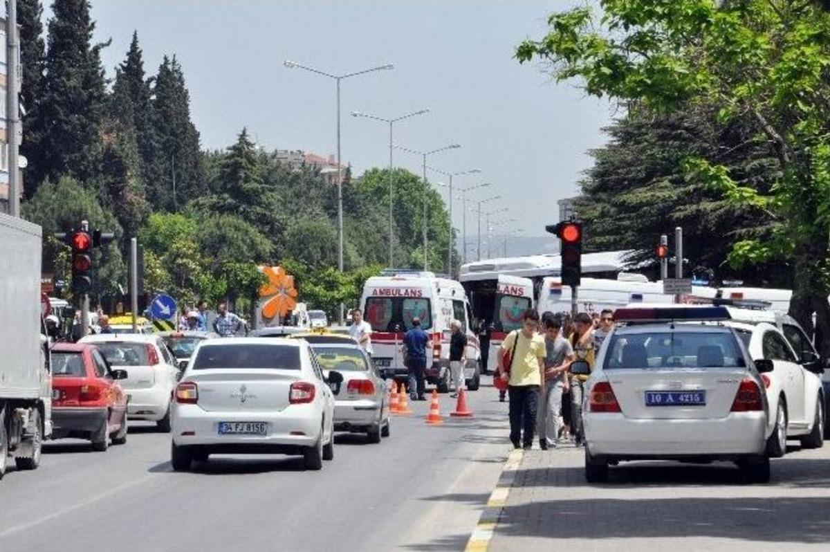 Basketbol &Ouml;ğrencilerini Taşıyan Minib&uuml;s Kaza Yaptı
