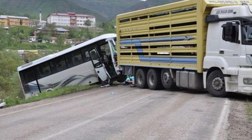 Tunceli&rsquo;de Trafik Kazası: 2 &Ouml;l&uuml;, 20 Yaralı