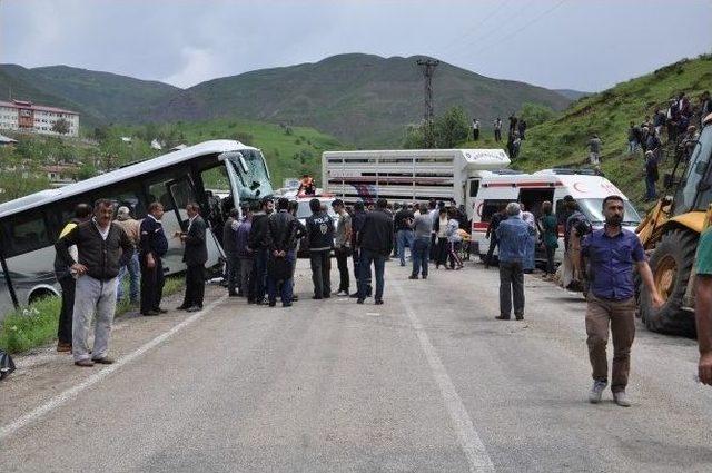 Tunceli’de Trafik Kazası: 2 Ölü, 20 Yaralı