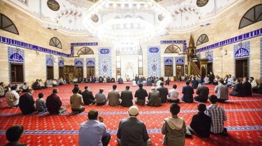 &Ccedil;erkez S&uuml;rg&uuml;n&uuml;nde &Ouml;lenler I&ccedil;in Ahlat&rsquo;Ta Mevlit Okutuldu