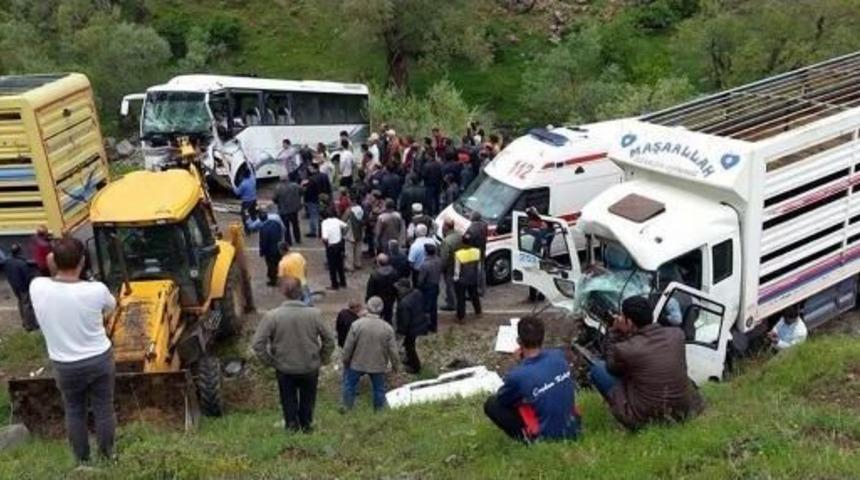 Geziye Giden Iş&ccedil;ileri Taşıyan Midib&uuml;s Kamyonla &Ccedil;arpıştı: 2 &Ouml;l&uuml;, 15 Yaralı