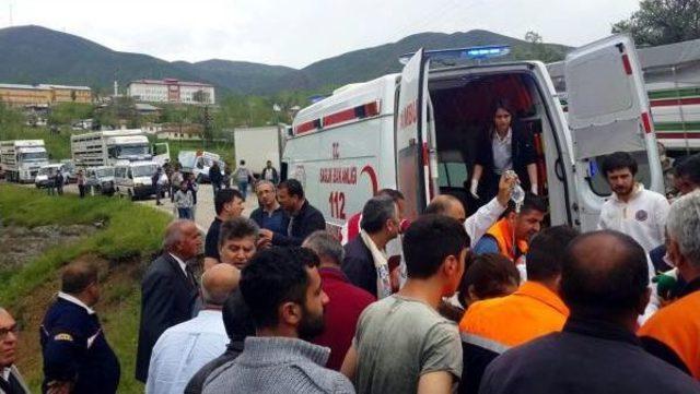 Geziye Giden Işçileri Taşıyan Midibüs Kamyonla Çarpıştı: 2 Ölü, 15 Yaralı