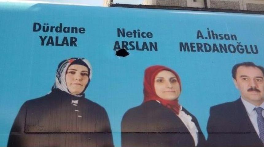 Ak Parti Se&ccedil;im Otob&uuml;s&uuml;ne Taşlı Saldırı