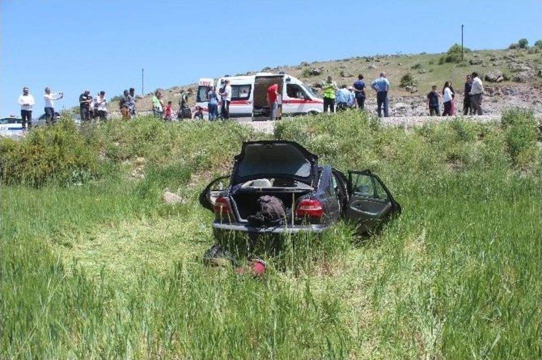 Otomobil Tarlaya U&ccedil;tu: 5 Yaralı