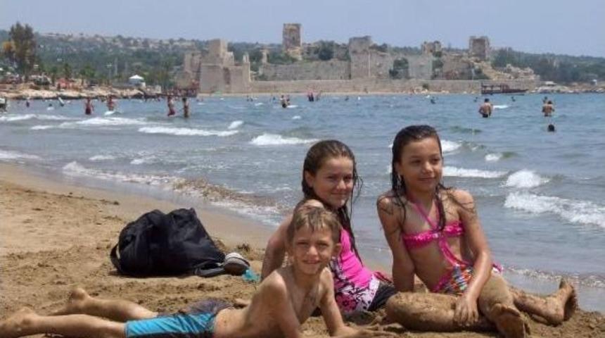 Kızkalesi Plajına Turist Akını