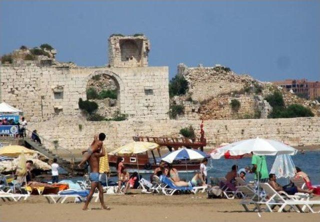 Kızkalesi Plajına Turist Akını