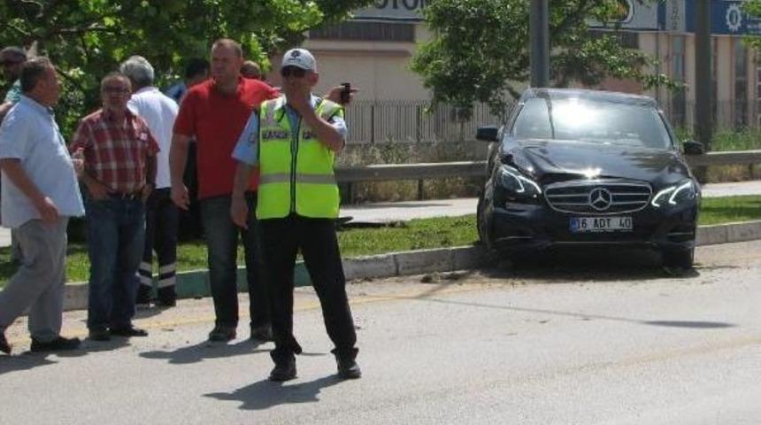 Tekstilci, Otomobili Ile &Ouml;nce Ağaca Sonra Elektrik Direğine &Ccedil;arptı