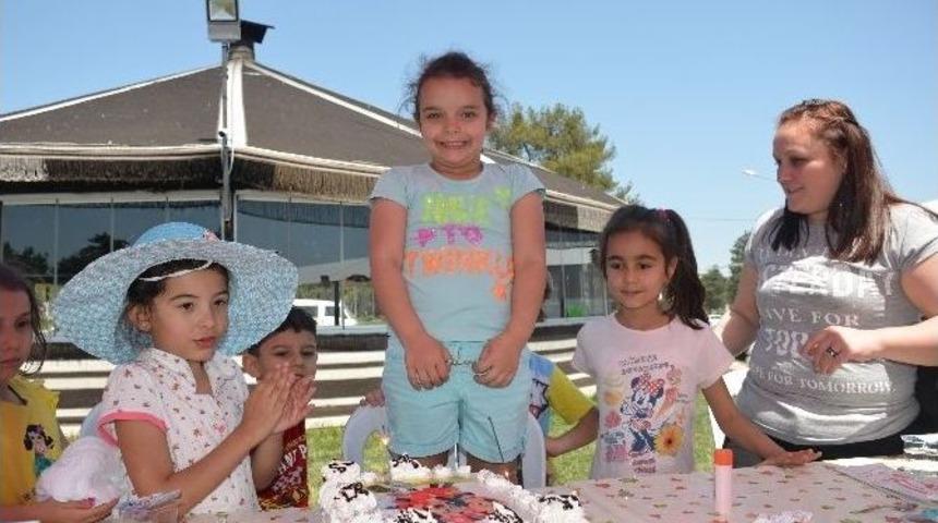 Minikler Yazın Gelişini Pasta Keserek Kutladı
