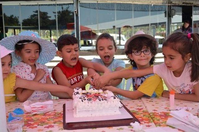 Minikler Yazın Gelişini Pasta Keserek Kutladı