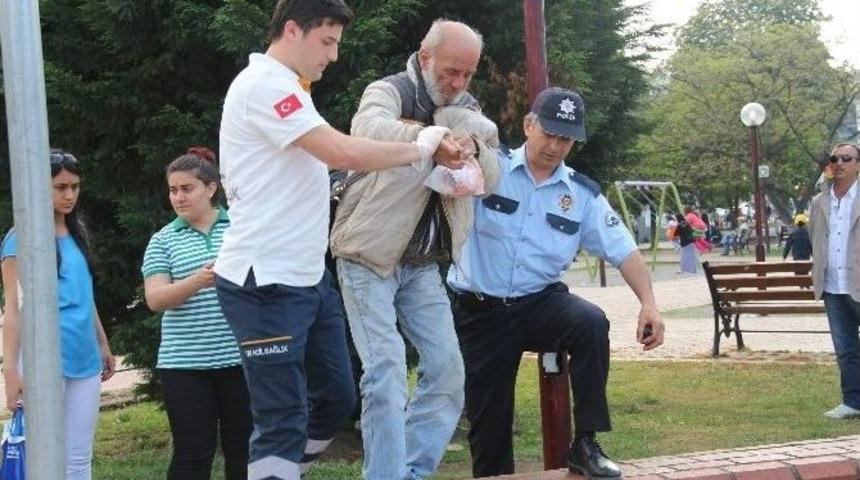 Parkta Fenalaşan Yaşlı Adam Hastaneye Kaldırıldı