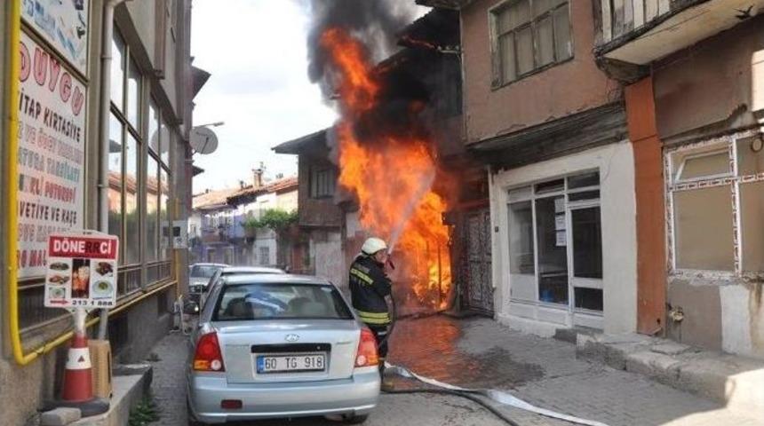 Tokat&rsquo;ta Ahşap Bina Alevlere Teslim Oldu