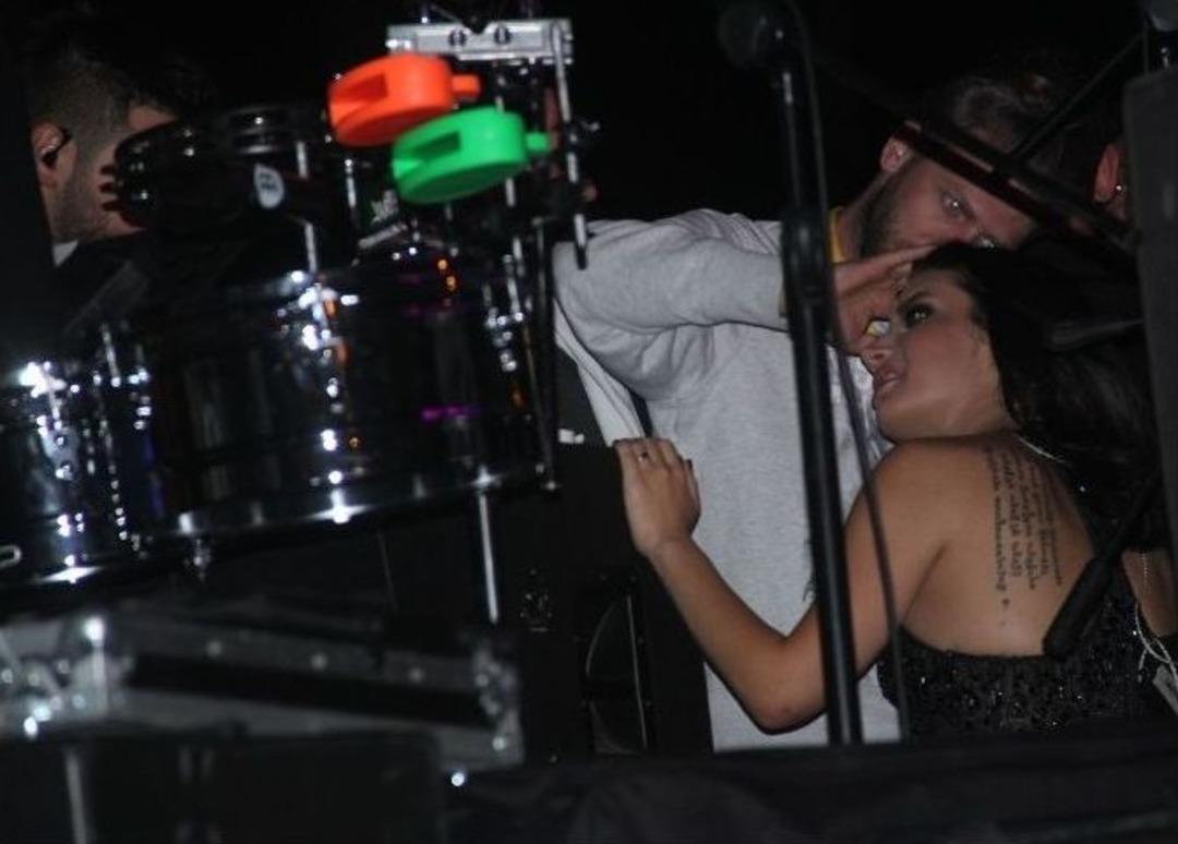 Pop M&uuml;zik Sanat&ccedil;ısı İrem Derici Sahnede Fenalaştı