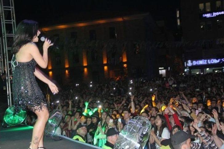 Pop Müzik Sanatçısı İrem Derici Sahnede Fenalaştı G1