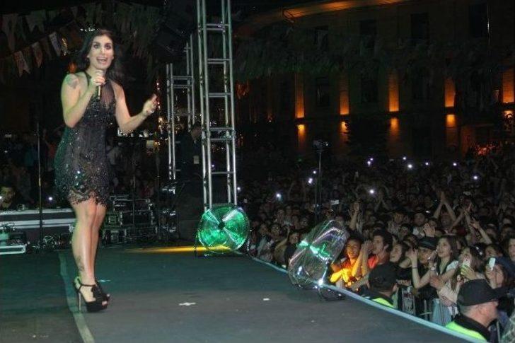 Pop Müzik Sanatçısı İrem Derici Sahnede Fenalaştı G2