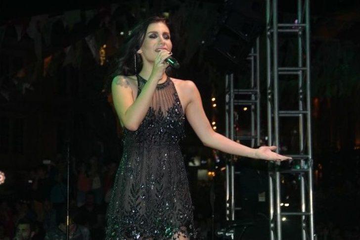 Pop Müzik Sanatçısı İrem Derici Sahnede Fenalaştı G3