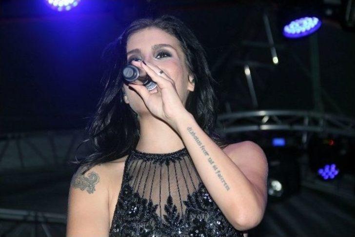 Pop Müzik Sanatçısı İrem Derici Sahnede Fenalaştı G5