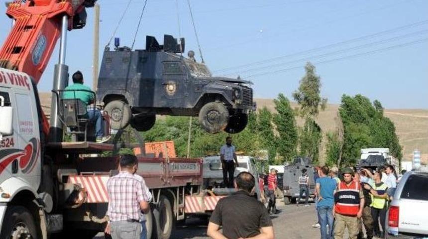 Cizre'de Boya Şişesi Atılan Zırhı Ara&ccedil; Devrildi: 4 Polis Yaralandı
