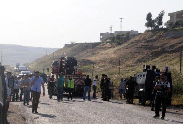 Cizre'de Boya Şişesi Atılan Zırhı Araç Devrildi: 4 Polis Yaralandı