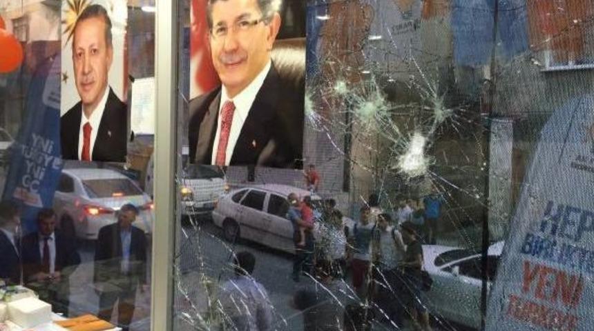 K&uuml;&ccedil;&uuml;k&ccedil;ekmece'de Ak Parti Se&ccedil;im İrtibat B&uuml;rosu'na Taşlı Saldırı