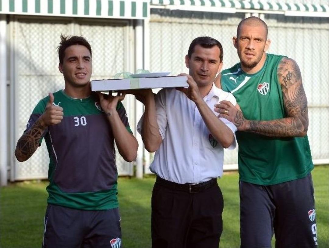 Başbakan Ahmet Davutoğlu&rsquo;ndan Bursaspor&rsquo;a Baklava Jesti