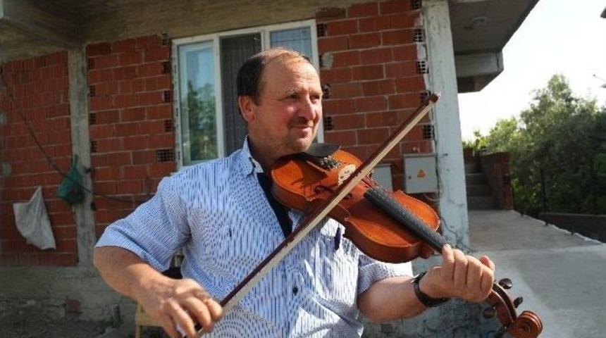 Yağ Tenekesinden Keman Yapan Vatandaşa Ger&ccedil;ek Keman Hediye Edildi