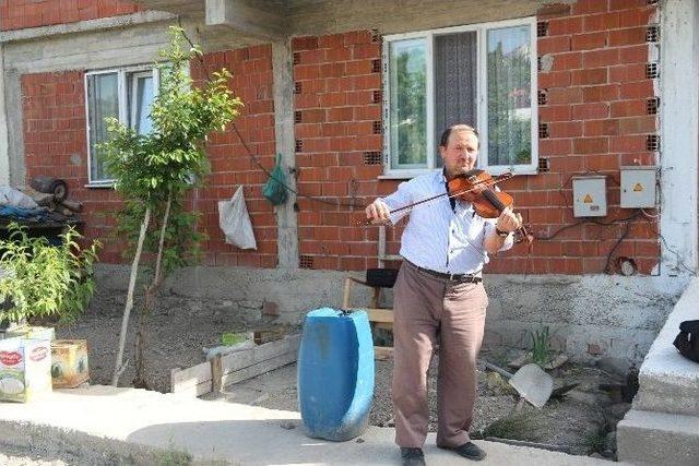 Yağ Tenekesinden Keman Yapan Vatandaşa Gerçek Keman Hediye Edildi