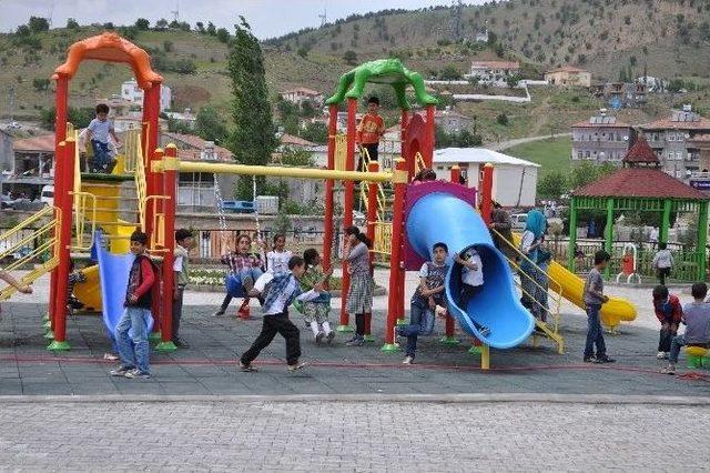 Sincik İlçe Belediye Çocuk Parkı Hizmet Girdi