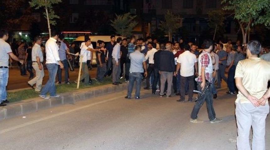 Diyarbakır&rsquo;da Broş&uuml;r Kavgası: 2 Yaralı