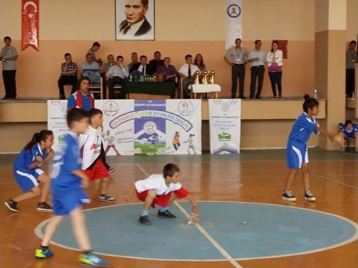 Edremit Geleneksel &Ccedil;ocuk Oyunları &Ouml;d&uuml;l T&ouml;reni Yapıldı