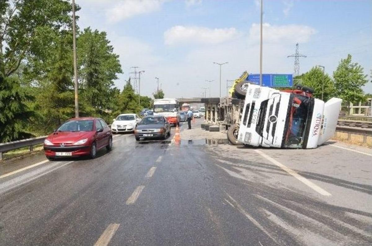 Kontrolden &Ccedil;ıkan Talaş Y&uuml;kl&uuml; Tır Devrildi: 1 Yaralı