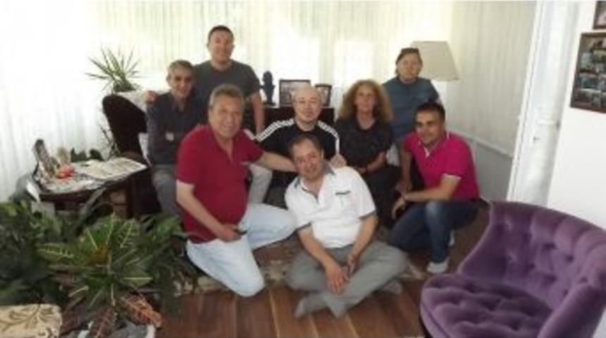 Eskişehirli Karikat&uuml;ristler Atila &Ouml;zer&rsquo;i Andı