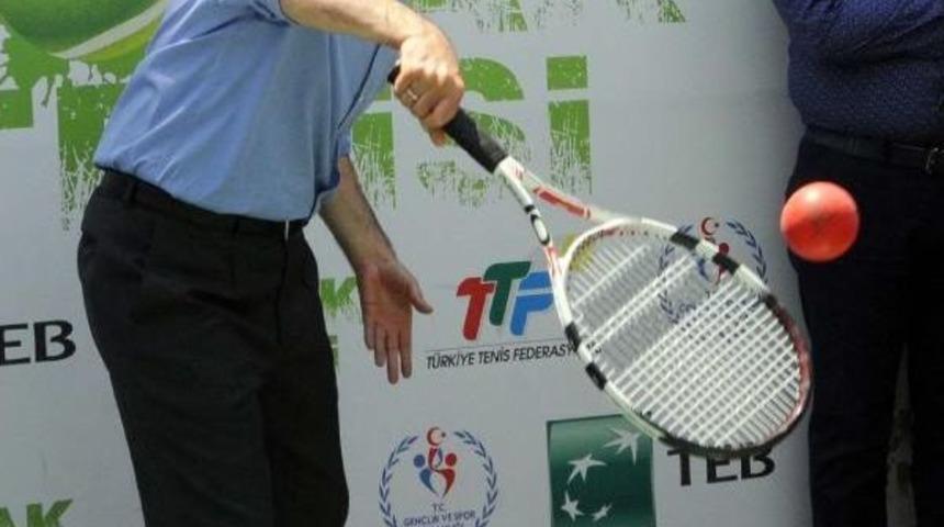 Maliye Bakanı Şimşek, 'sokak Tenisi' Oynadı