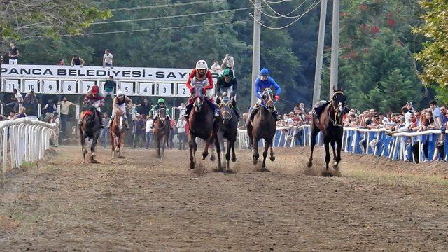 Sapanca'da '7'nci Mahalli At Yarışları' ilgi gördü